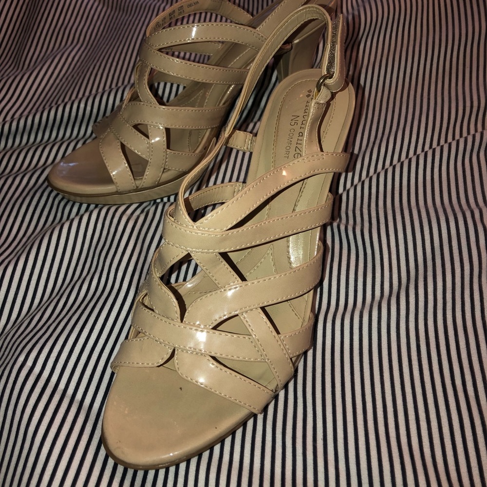 NATURALIZER nude heels!